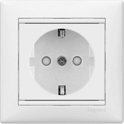 Розетка 1СП с з/к. со шторками белая Valena  774421 Legrand 1673 - фото 4485