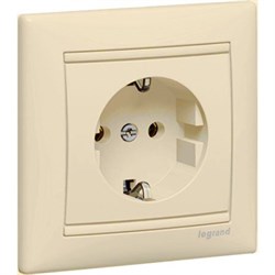 Розетка 1СП с з/к со шторк сл/к Valena 774321 Legrand 1674 - фото 4486