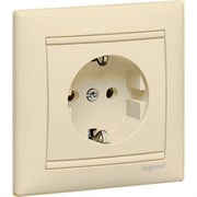 Розетка 1СП с з/к со шторк сл/к Valena 774321 Legrand 1674